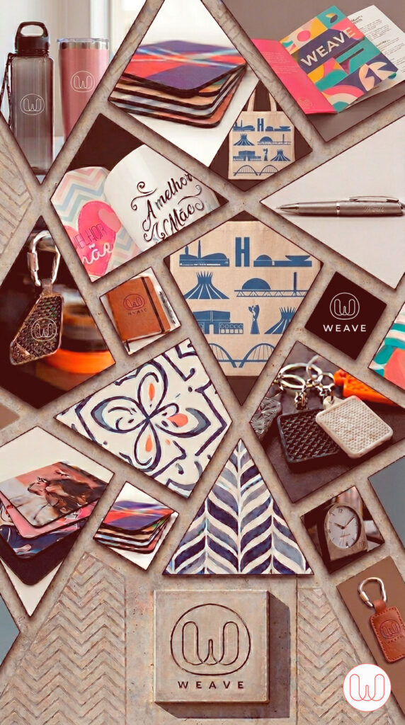 Mosaico geométrico vertical da Weave Comunicação em Brasília apresentando produtos personalizados: canecas, squeezes com logo, brindes em impressão 3D e sacola ecológica com silhuetas de pontos turísticos de Brasília.